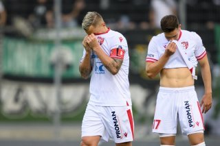La déception de Reto Ziegler et Jan Kronig au coup de sifflet final.